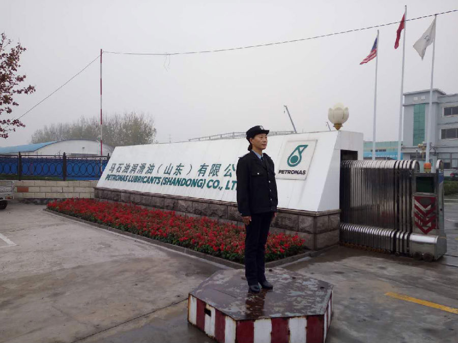 女保安巾幗不讓須眉